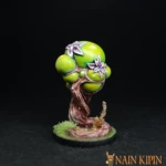Une figurine du 7ème Continent,Racine volante, une boule verte parsemée de fleurs violettes, maintenue en l’air par un tronc.
