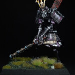 Bunraku de combat Une figurine d’Okko Chronicles, Bunraku de combat, très grande marionnette mécanique vue de face, équipée d’une armure et d’une grande masse.