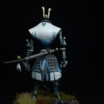 Kubban Une figurine de Okko Chronicles, Kubban, grand chasseur de démon de derrière qui tient une grande épée.