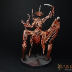 Abomination Une figurine de Nemesis, Carnomorphe Abomination, grande créature vue de face, issue d’un mélange de chair humaine, possède quatre pattes.