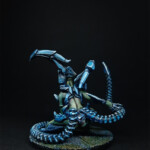 Intrus Adulte V3 Une figurine de Nemesis, Un Intrus adulte version 3, créature vue de derrière, bipède, possède deux bras et une queue, de couleur bleue pour les carapaces, se tient accroupie.