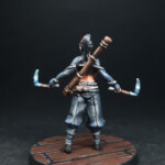 Anko-Kaori Une figurine de Okko Chronicles, Anko-Kaori de derrière, femme ninja équipé de ses Kusarigama.