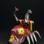 Archère Jorogumo Une figurine d’Okko Chronicles, Archère Jorogumo, créature arachnoïde vue de derrière, équipée d’arc et vêtue d’une robe rouge à fleurs jaunes.