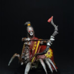 Archère Jorogumo Une figurine d’Okko Chronicles, Archère Jorogumo, créature arachnoïde vue de face, équipée d’arc et vêtue d’une robe rouge à fleurs jaunes.