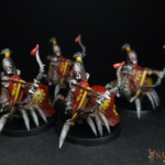 Archère Jorogumo Des figurines d'Okko Chronicles, Archères Jorogumo, groupe créature arachnoïde, équipée d’arc et vêtues d’une robe rouge à fleurs jaunes.