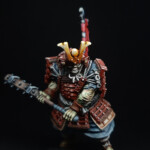 Bakemono Une figurine d’Okko Chronicles, Oni-Kage, personnage vue de face, imposant démon vêtu d’une armure et portant une masse à deux mains.