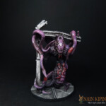 Cauchemar Une figurine de Nemesis, Ombre, une créature violette imposante tentaculaire a l’apparence fantomatique, se suspend à un déchet du vaisseau de Nemesis.