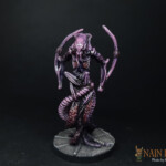 Chuchoteur Une figurine de Nemesis, Ombre, une créature violette tentaculaire a l’apparence fantomatique, possède des crocs au bout de ses tentacules supérieurs.
