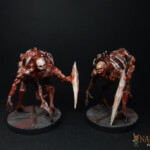 Ecorcheur Duo de figurines de Nemesis, Carnomorphe écorcheur, créatures issuent d’un mélange de chair humaine, à quatre pattes, dont une levée avec une lame d’os.