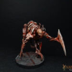 Ecorcheur Une figurine de Nemesis, Carnomorphe écorcheur, créature issue d’un mélange de chair humaine, à quatre pattes, dont une levé avec une lame d’os.