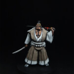 Hiroji san Une figurine d’Okko Chronicles, Hiroji san, personnage de face, d’une stature imposante, habillé d’un kimono beige, équipé d’une épée, son fourreau dans l’autre.