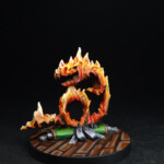 Kami de feu Une figurine de Okko Chronicles, Kami de feu, petite créature faite flamme qui ressemble à un serpent et qui sort d’un parchemin.