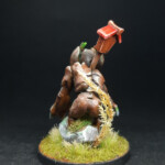 Kami de terre Une figurine de Okko Chronicles, Kami de terre de derrière, créature fait de bois sur un caillou doté d’une cabane à oiseaux sur le dos.