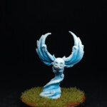 Kami de vent Une figurine de Okko Chronicles, Kami de vent, petite créature fait d’air avec des ailes déployées.