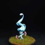 Kami de vent Une figurine de Okko Chronicles, Kami de vent, petite créature fait d’air qui tient un éventail dans chaque main.