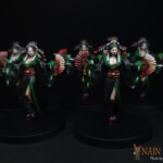 Kunoichi Des figurines d'Okko Chronicles, Kunoichi, groupe de femmes habillées d’un kimono noir et vert équipée d’éventails cachant une lame.