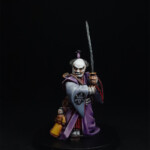 Marionnettiste Une figurine d’Okko Chronicles, Marionnettiste, personnage de face, habillé d’un kimono violet équipé d’une épée et de marionnettes.
