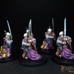 Marionnettiste Des figurines de Okko Chronicles, Marionnettistes, groupe de personnage habillé d’un kimono violet équipé d’une épée et de marionnettes.