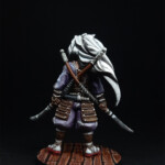 Noburo Une figurine de Okko Chronicles, Noburo de derrière, ses deux épées en main et le visage masqué.