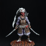 Noburo Une figurine de Okko Chronicles, Noburo de face, ses deux épées en main et le visage masqué.
