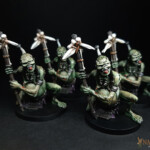 Ogres Gaki Des figurines de Okko Chronicles, Ogres Gaki, groupe de créatures humanoïde verdatre tenant un bâton fait de pique d’os.