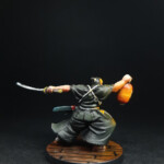 Okko Une figurine de Okko Chronicles, Okko de derrière avec son épée et lanterne.