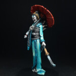 Oni-Miroyoku Une figurine d’Okko Chronicles, Oni-Miroyoku, personnage vue de côté, grande femme au visage démoniaque et blanc, vêtue d’une robe bleue, porte une ombrelle et une arme dans l’autre main.