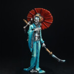 Oni-Miroyoku Une figurine d’Okko Chronicles, Oni-Miroyoku, personnage vue de face, grande femme au visage démoniaque et blanc, vêtue d’une robe bleue, porte une ombrelle et une arme dans l’autre main.