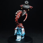 Oni-Pennagolan Une figurine d’Okko Chronicles, Oni-Pennagolan, personnage démoniaque vue de derrière, corps de geisha dont la tête possédé en ressort tel un serpent.