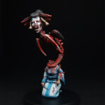 Oni-Pennagolan Une figurine d’Okko Chronicles, Oni-Pennagolan, personnage démoniaque vue de face, corps de geisha dont la tête possédé en ressort tel un serpent.