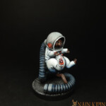 Space Cat Une figurine de Nemesis, Space cat, un chat vue de côté, dans une combinaison spatiale blanche qui vole grâce au manque de gravité.