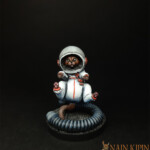 Une figurine de Nemesis, Space cat, un chat vue de face, dans une combinaison spatiale blanche qui vole grâce au manque de gravité.