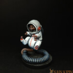 Space Cat Une figurine de Nemesis, Space cat, un chat vue de côté, dans une combinaison spatiale blanche qui vole grâce au manque de gravité.