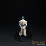 Samouraï Une figurine de Okko Chronicles, un samouraï, personnage vue de face, vêtue d’un kimono beige et blanc et tenant une épée.