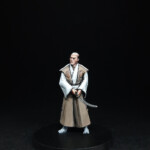 Samouraï Une figurine de Okko Chronicles, un samouraï, personnage vue de face, vêtue d’un kimono beige et blanc et tenant une épée.