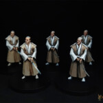 Samouraï Des figurines de Okko Chronicles, samouraïs, groupe de personnage, vêtue d’un kimono beige et blanc et tenant une épée.