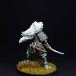 Setsuka Une figurine de Okko Chronicles, Setsuka de derrière avec son épée et sa longue chevelure blanche.