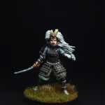 Setsuka Une figurine de Okko Chronicles, Setsuka de face avec son épée et sa longue chevelure blanche.