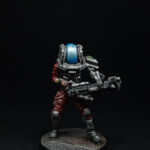 Une figurine de Nemesis, le soldat, personnage vêtu d’une armure et d’un scaphandre équipé d’une arme lourde.