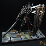 Une figurine de Brutality, The God Killer avec son épée et son grand bouclier vue de face