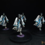 Yureis Des figurines de Okko Chronicles, Yurei, groupe de femme goule habillée de blanc se tenant sur un crâne.