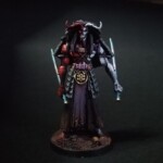 Front view of Oni-Warau Démon qui tient deux épées et qui porte un visage effrayant. Sa couleur de peau est d'un côté blanche et de l'autre rouge