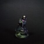 Front view of a D&D character Un personnage malicieux qui se tient les mains devant des cristaux qui brillent.