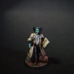 Front view of a D&D character Personnage à la couleur de peau bleu et avec des cornes, un Tieffelin. Il tient une pipe dans une main et un grimoire dans l'autre.