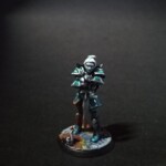 Guerrière au visage de couleur bleu et aux cheveux blanc. Elle tient à deux mains son épée dirigée contre le bas