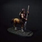 Side view of a D&D character Femme guerrière centaure armé d'une lance dans es deux mains et équipé d'un bouclier dans le dos.