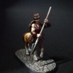Front view of a D&D character Femme guerrière centaure armé d'une lance dans es deux mains et équipé d'un bouclier dans le dos.